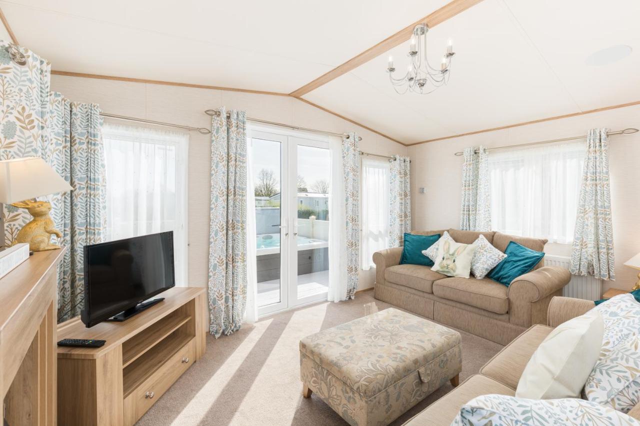 Cottontail Lodge - Hot Tub - Pet Friendly South Cerney Εξωτερικό φωτογραφία