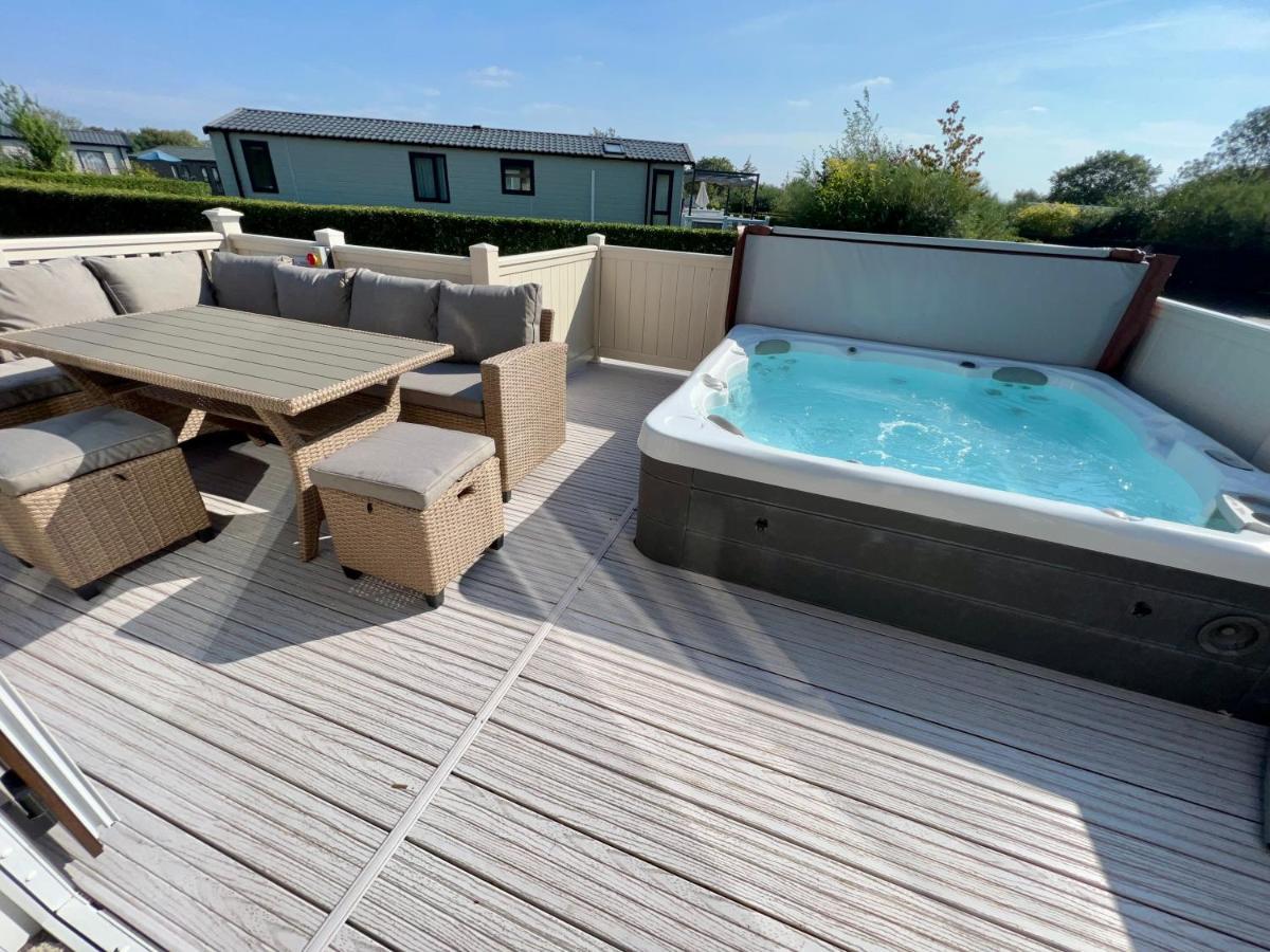 Cottontail Lodge - Hot Tub - Pet Friendly South Cerney Εξωτερικό φωτογραφία