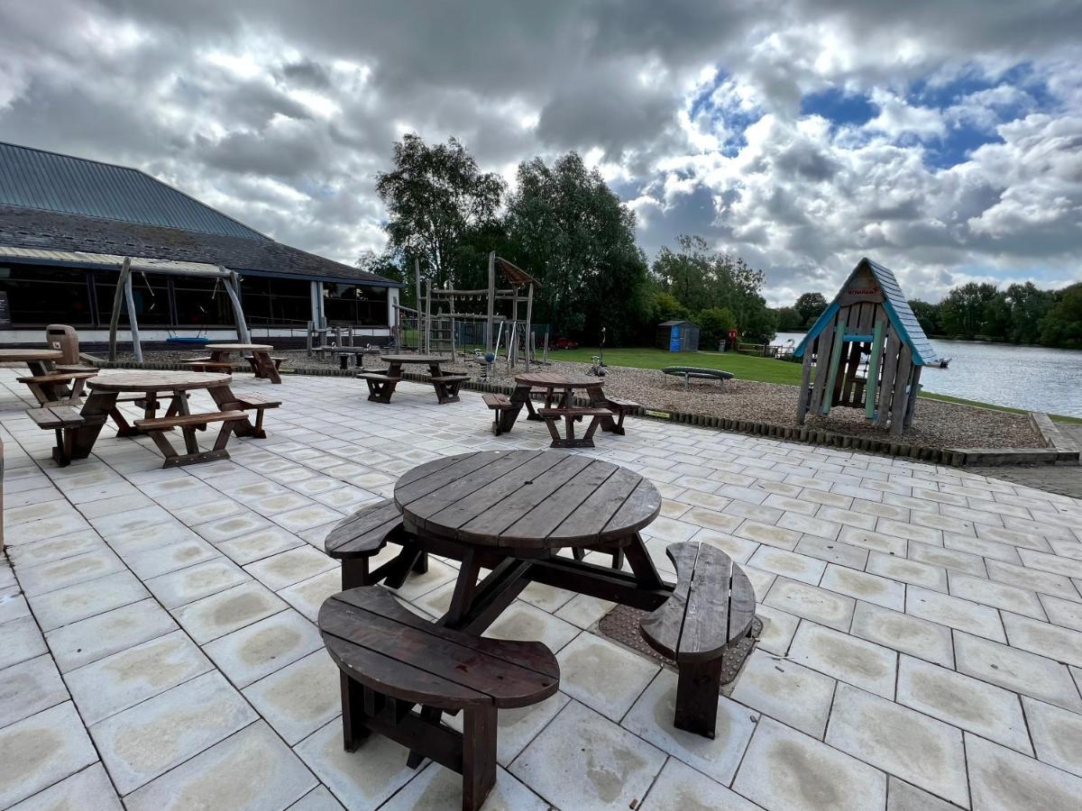 Cottontail Lodge - Hot Tub - Pet Friendly South Cerney Εξωτερικό φωτογραφία