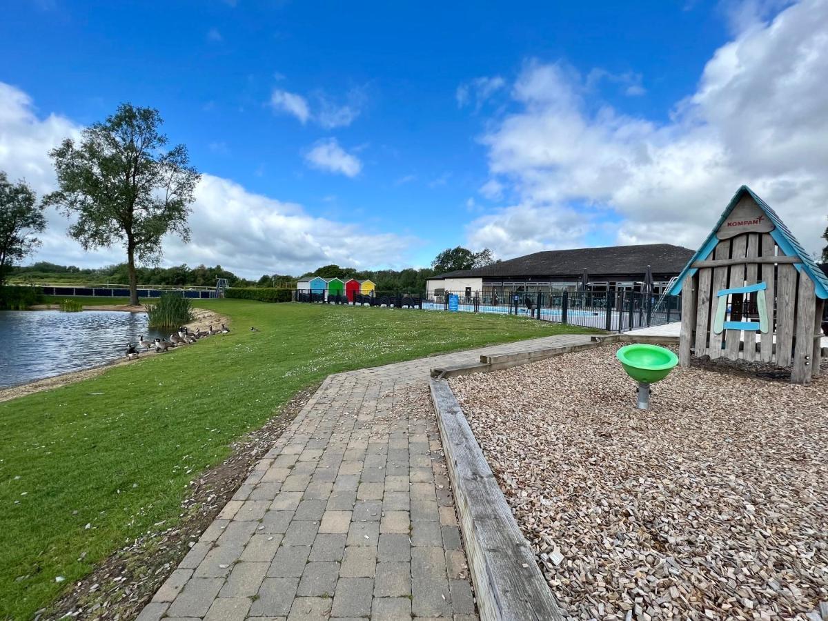 Cottontail Lodge - Hot Tub - Pet Friendly South Cerney Εξωτερικό φωτογραφία